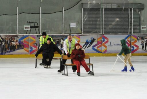Karşıyaka Belediyesi, Kısa Süreli Engelli Dinlenme Merkezi üyelerinin buz pateni