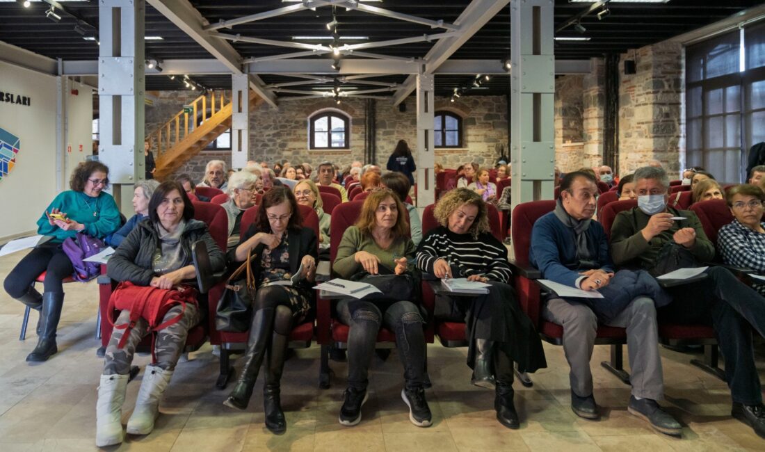 İzmir Büyükşehir Belediyesi tarafından açılan 3. Yaş Üniversitesi’nde ilk ders