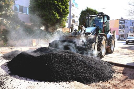 Bayraklı Belediyesinin, İzmir Büyükşehir Belediyesi iş birliğiyle yürütülen yol yenileme,
