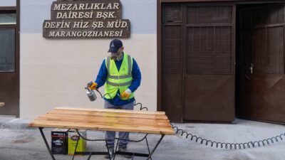 İzmir Büyükşehir Belediyesi, mezar alanlarında budadığı ağaçları geri dönüştürüyor. Mezarlıklar