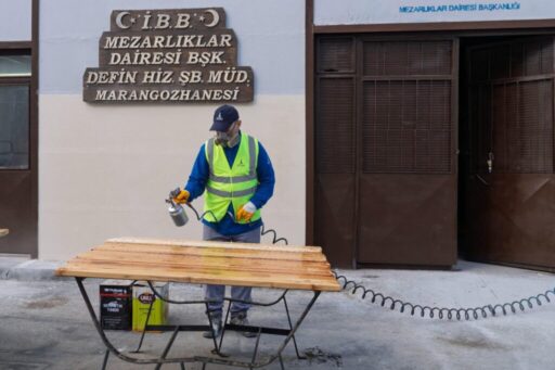 İzmir Büyükşehir Belediyesi, mezar alanlarında budadığı ağaçları geri dönüştürüyor. Mezarlıklar