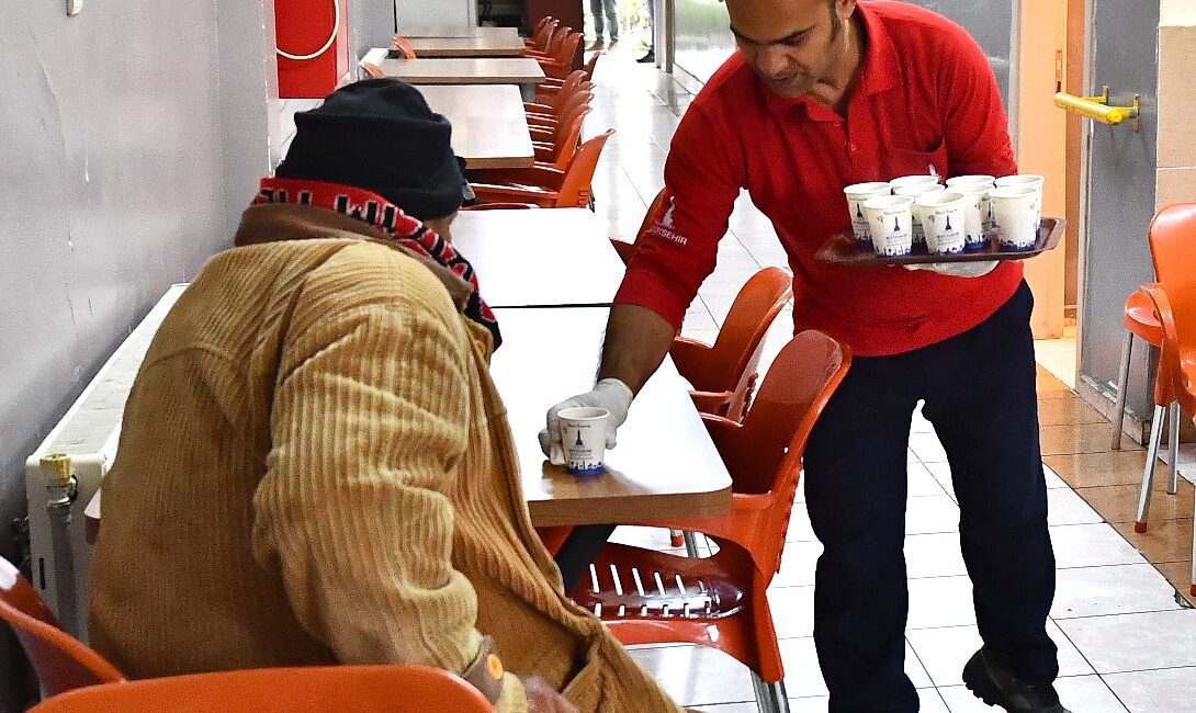 İzmir Büyükşehir Belediyesi soğuk kış günlerinde barınma olanağı bulunmayan yurttaşlara