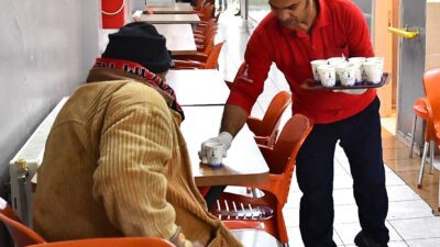 İzmir Büyükşehir Belediyesi soğuk kış günlerinde barınma olanağı bulunmayan yurttaşlara