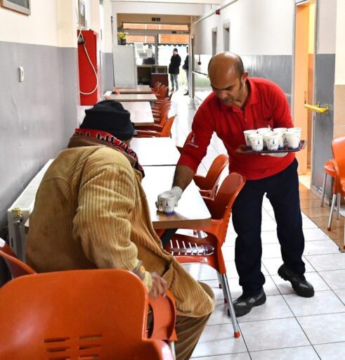 İzmir Büyükşehir Belediyesi soğuk kış günlerinde barınma olanağı bulunmayan yurttaşlara