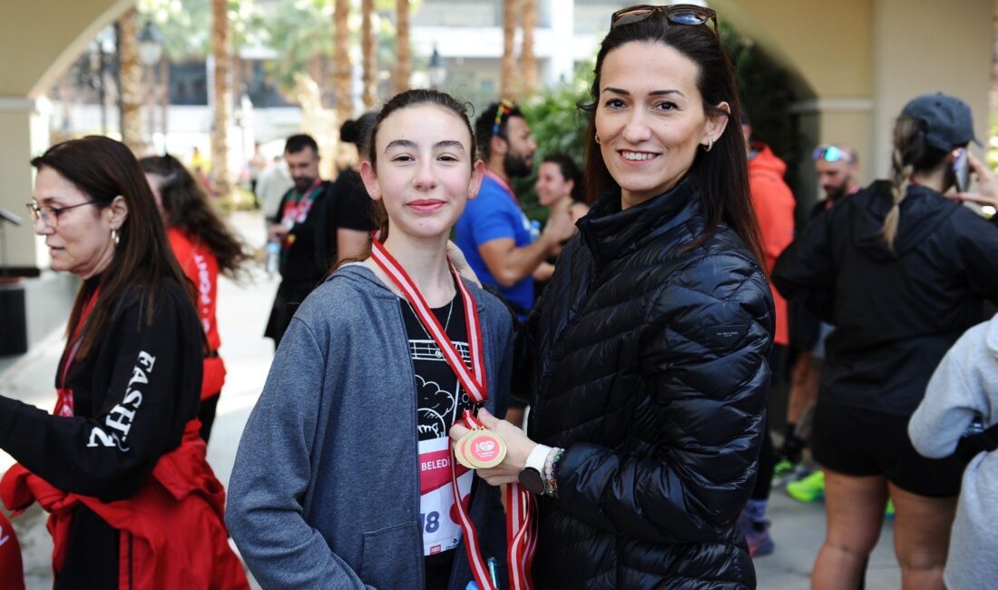 Karşıyaka Belediyesi tarafından Sevgililer Günü kapsamında düzenlenen “Sevdiğinle Koş” etkinliği