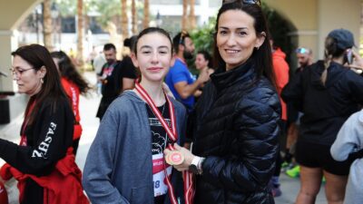Karşıyaka Belediyesi tarafından Sevgililer Günü kapsamında düzenlenen “Sevdiğinle Koş” etkinliği