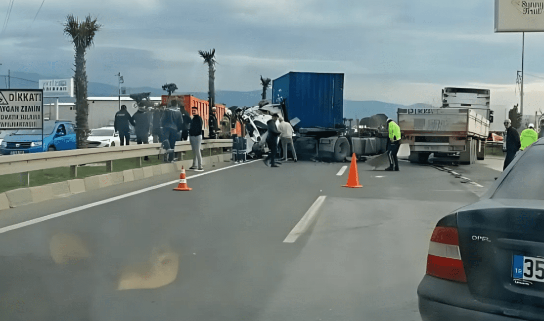 İzmir  Aliağa-Menemen  otoyolunda, 4 tırın karıştığı kaza meydana geldi. Kaza