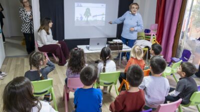 Karşıyaka Belediyesi’ne bağlı Zeliha-Mehmet Beydağı Anaokulu’nda fidan dikme etkinliği düzenlendi.