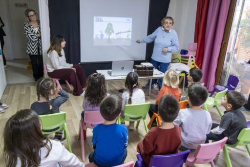 Karşıyaka Belediyesi’ne bağlı Zeliha-Mehmet Beydağı Anaokulu’nda fidan dikme etkinliği düzenlendi.