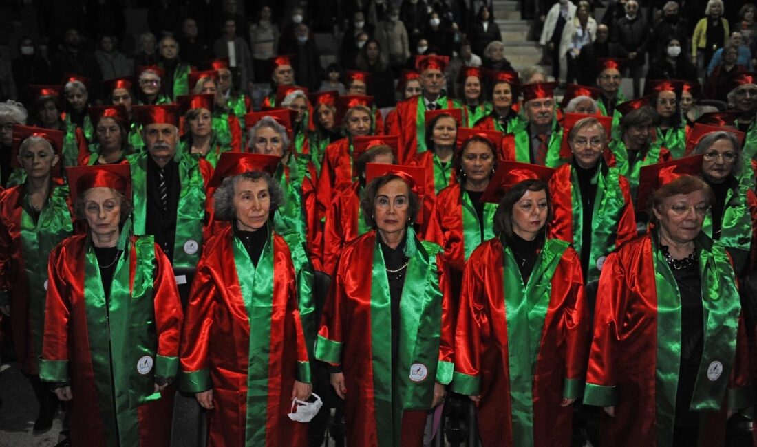 Karşıyaka Belediyesi, 3. Yaş Üniversitesi’nden mezun olan 60 yaş ve