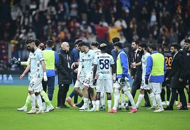 Adana demirspor galatasaray maçında sahadan çekildi