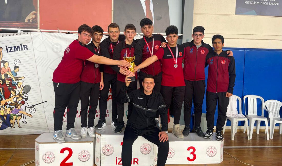Aliağa’nın genç güreşçileri İzmir İl Müsabakalarında U-17 kategorisinde 5 madalya