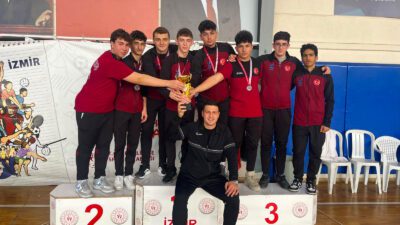 Aliağa’nın genç güreşçileri İzmir İl Müsabakalarında U-17 kategorisinde 5 madalya