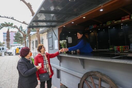 Buca Belediyesi, 60 yaş üstü vatandaşların keyifle vakit geçirecekleri Çınarlar