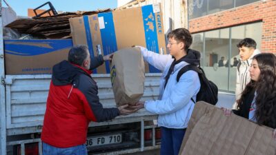 İlçe genelindeki okullarda “iklim değişikliği ve sıfır atık” eğitimleri veriyor.