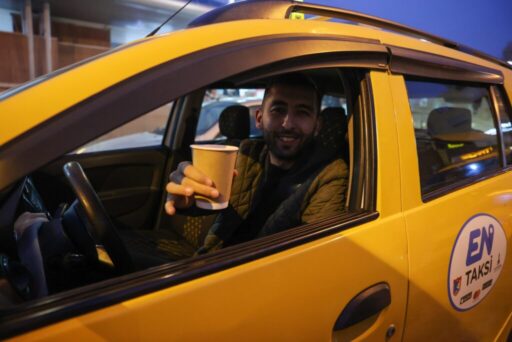 Buca Belediyesi’nin soğuk kış günlerinde başlattığı sıcak çorba ikramı vatandaşlardan