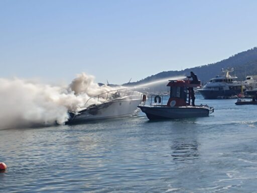 Büyükşehir Acil Müdahale Teknesinden Yat Yangınına Müdahale
