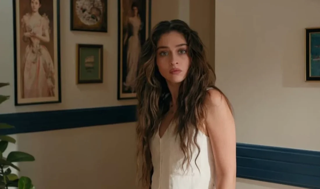 'Leyla' dizisinin başrolü Cemre Baysel'i sette iki kişin gizlice izledi