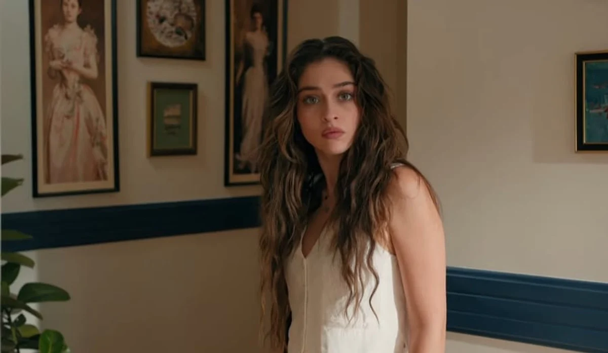 'Leyla' dizisinin başrolü Cemre Baysel'i sette iki kişin gizlice izledi