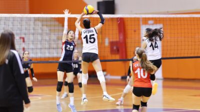 Çeşme’de ilk kez voleybol lig maçı heyecanı yaşandı. Küçük Kızlar