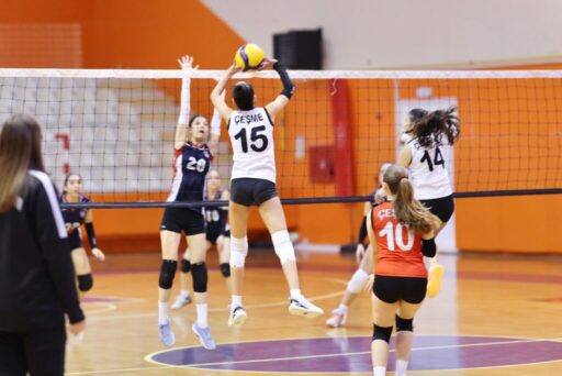 Çeşme’de ilk kez voleybol lig maçı heyecanı yaşandı. Küçük Kızlar