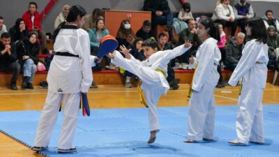Gaziemir Belediyesi’nin düzenlediği taekwondo kursuna katılan 100 sporcu, kursta öğrendikleri