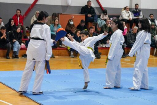 Gaziemir Belediyesi’nin düzenlediği taekwondo kursuna katılan 100 sporcu, kursta öğrendikleri