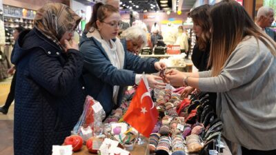 Gaziemir Belediyesi, Cumhuriyet Semtevleri’nde düzenlediği kurslara katılan kadınların el emeği