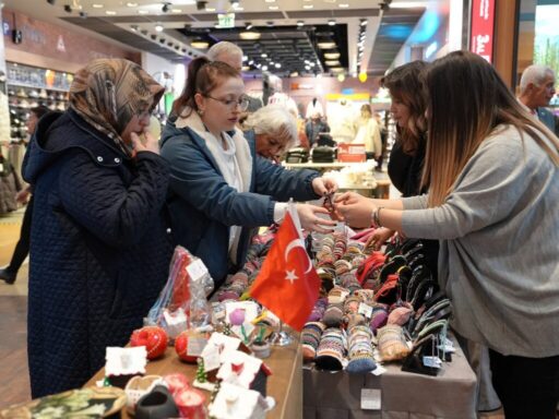 Gaziemir Belediyesi, Cumhuriyet Semtevleri’nde düzenlediği kurslara katılan kadınların el emeği
