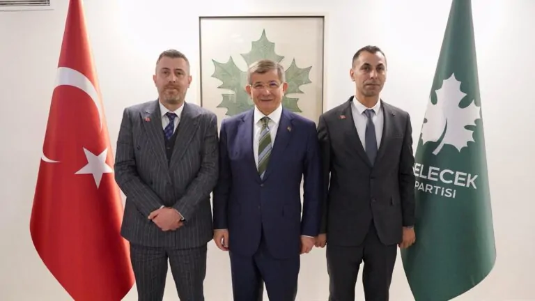 Gelecek Partisi’nin son grup toplantısı, İzmir teşkilatının yoğun katılımıyla büyük