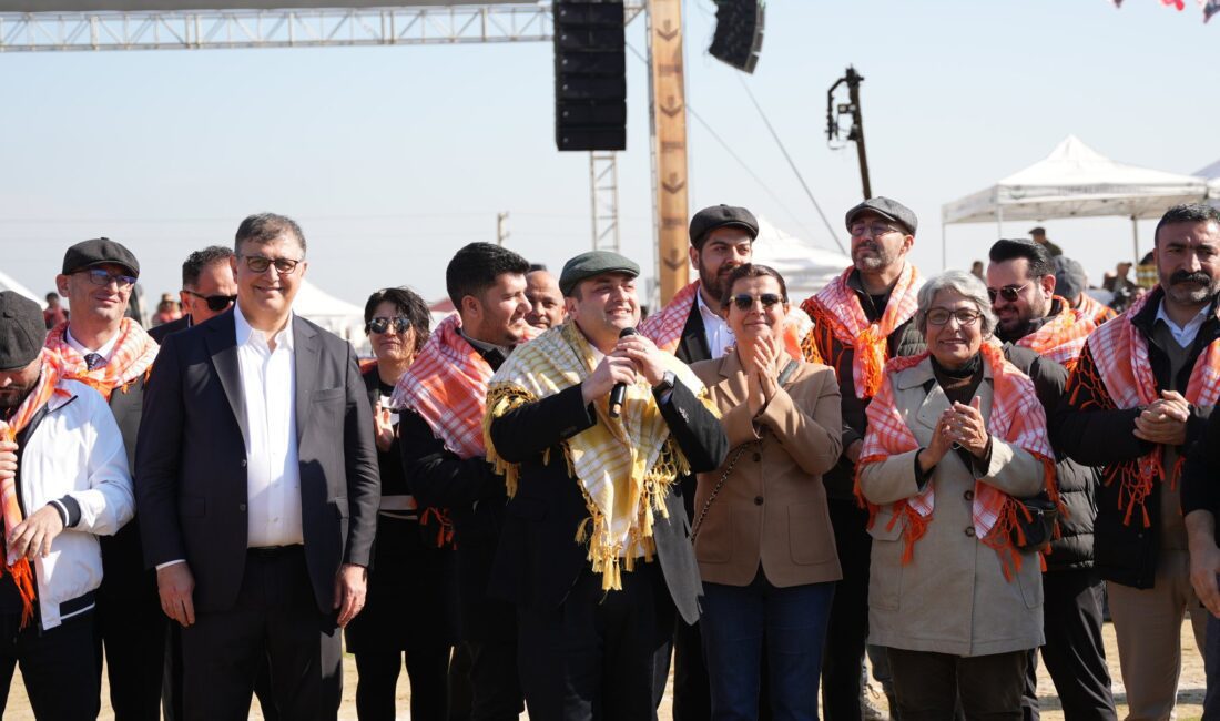 Torbalı'da geleneksel hale gelen Deve Güreşi Festivali, bu yıl 16.