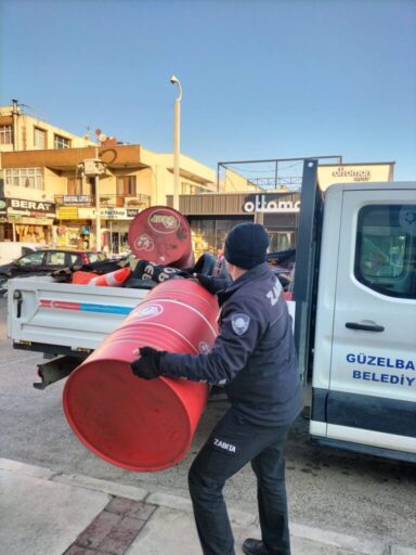 Güzelbahçe Belediyesi’ne bağlı Zabıta Müdürlüğü ekipleri, kaldırımlara tezgâh, ürün, reklam