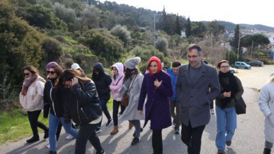 Uzman Öğretim üyeleri, Güzelbahçe’de doğa yürüyüşü yaparak zinde
kalmanın faydalarını pratikte