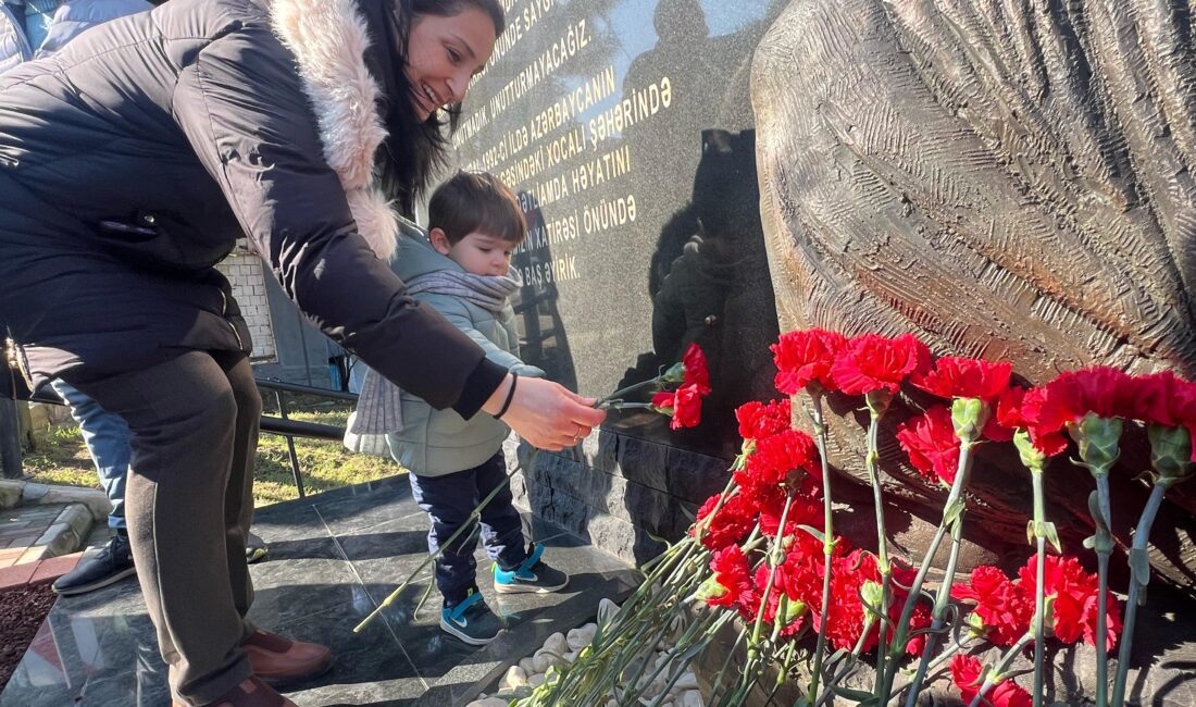 Hocalı Şehitleri Karabağlar’da anıtı başında anıldı Karabağlar Belediyesi, 33 yıl önce 613 Azerbaycanlı vatandaşın katledildiği Karabağ