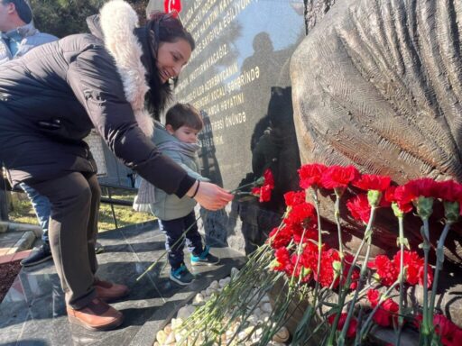 Karabağlar Belediyesi, 33 yıl önce 613 Azerbaycanlı vatandaşın katledildiği Karabağ