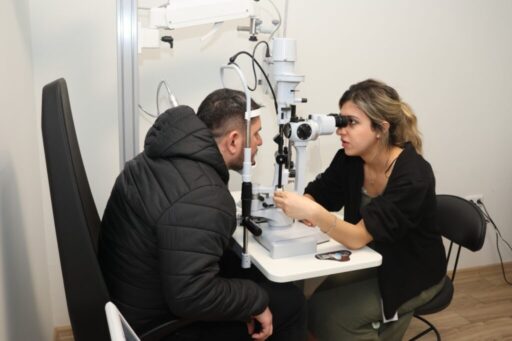 İzmir kamu hastanelerinde göz muayene randevusu bekleyen hastalar için 26