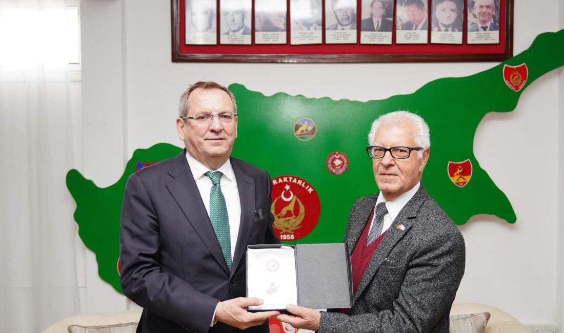 Kuzey Kıbrıs Türk Cumhuriyeti Cumhurbaşkanı Ersin Tatar, Ayvalık Belediye Başkanı