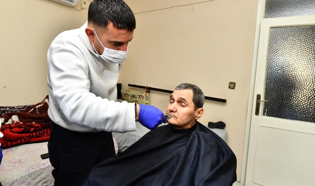 Kalplere dokunan hizmet, Evde Bakım İzmir Büyükşehir Belediyesi Evde Bakım ekipleri, sabahın erken saatlerinde yola