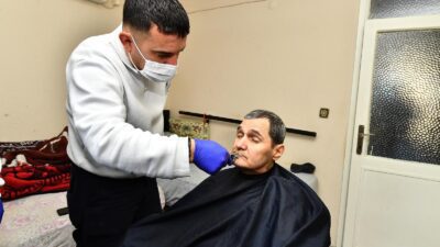 İzmir Büyükşehir Belediyesi Evde Bakım ekipleri, sabahın erken saatlerinde yola