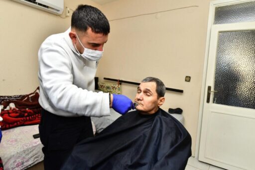 İzmir Büyükşehir Belediyesi Evde Bakım ekipleri, sabahın erken saatlerinde yola