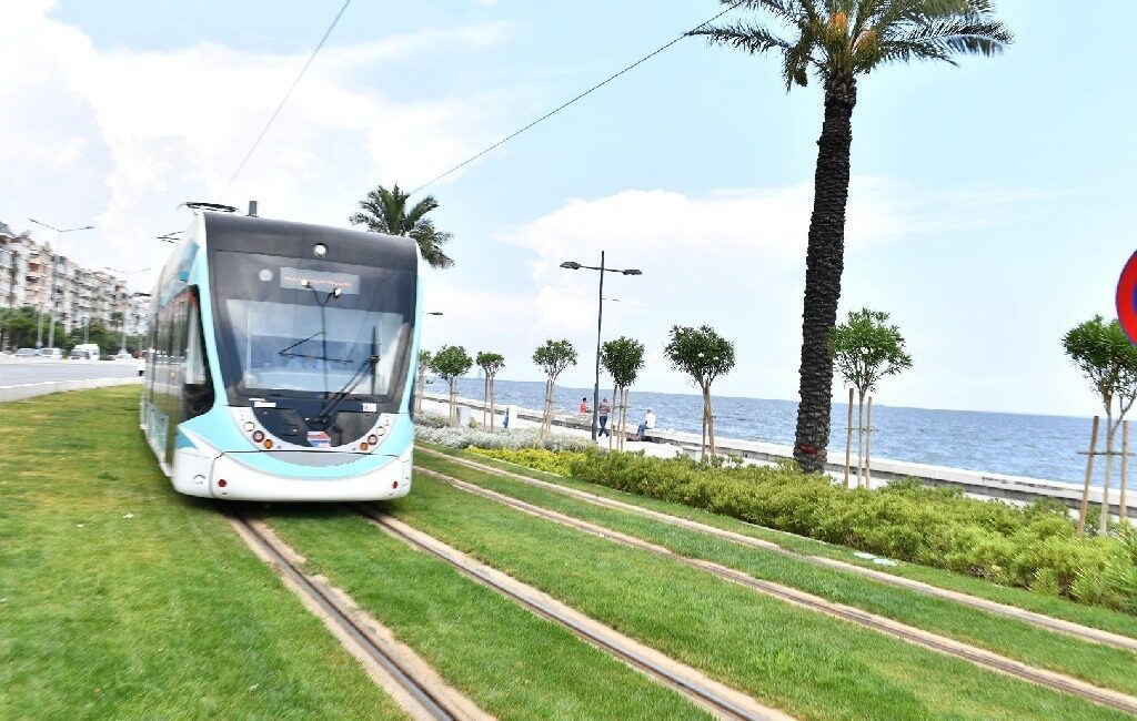 Karataş’ta yapımını sürdürdüğü yaya üst geçidi çalışmaları nedeniyle Konak Tramvayı’nın