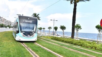 Karataş’ta yapımını sürdürdüğü yaya üst geçidi çalışmaları nedeniyle Konak Tramvayı’nın