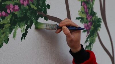 Menderes Belediyesi, mahallelerde resim çizimleri ile güzelleştirme çalışmaları yapıyor.