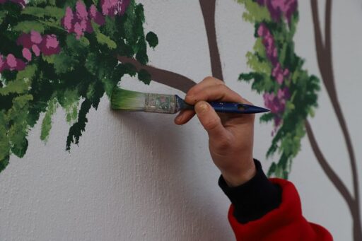 Menderes Belediyesi, mahallelerde resim çizimleri ile güzelleştirme çalışmaları yapıyor.