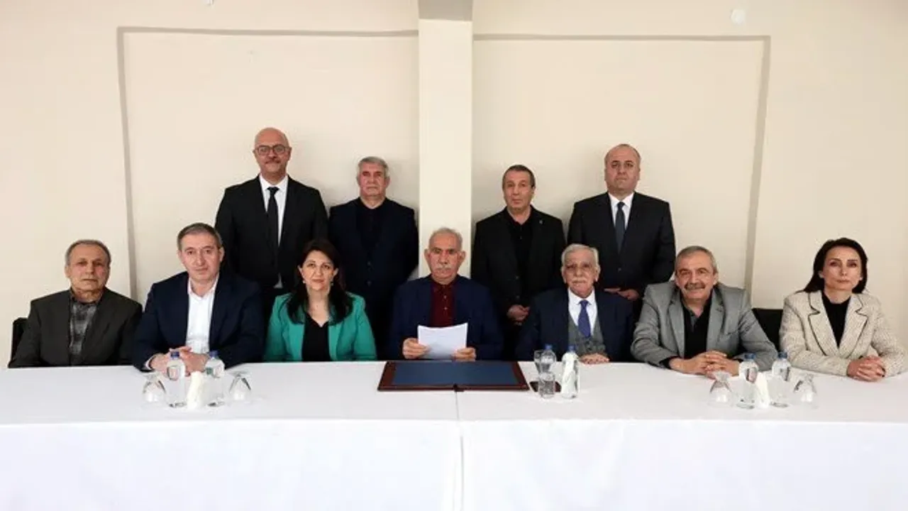 DEM Parti heyeti Abdullah Öcalan'ın mektubunu basın toplantısıyla okudu. PKK