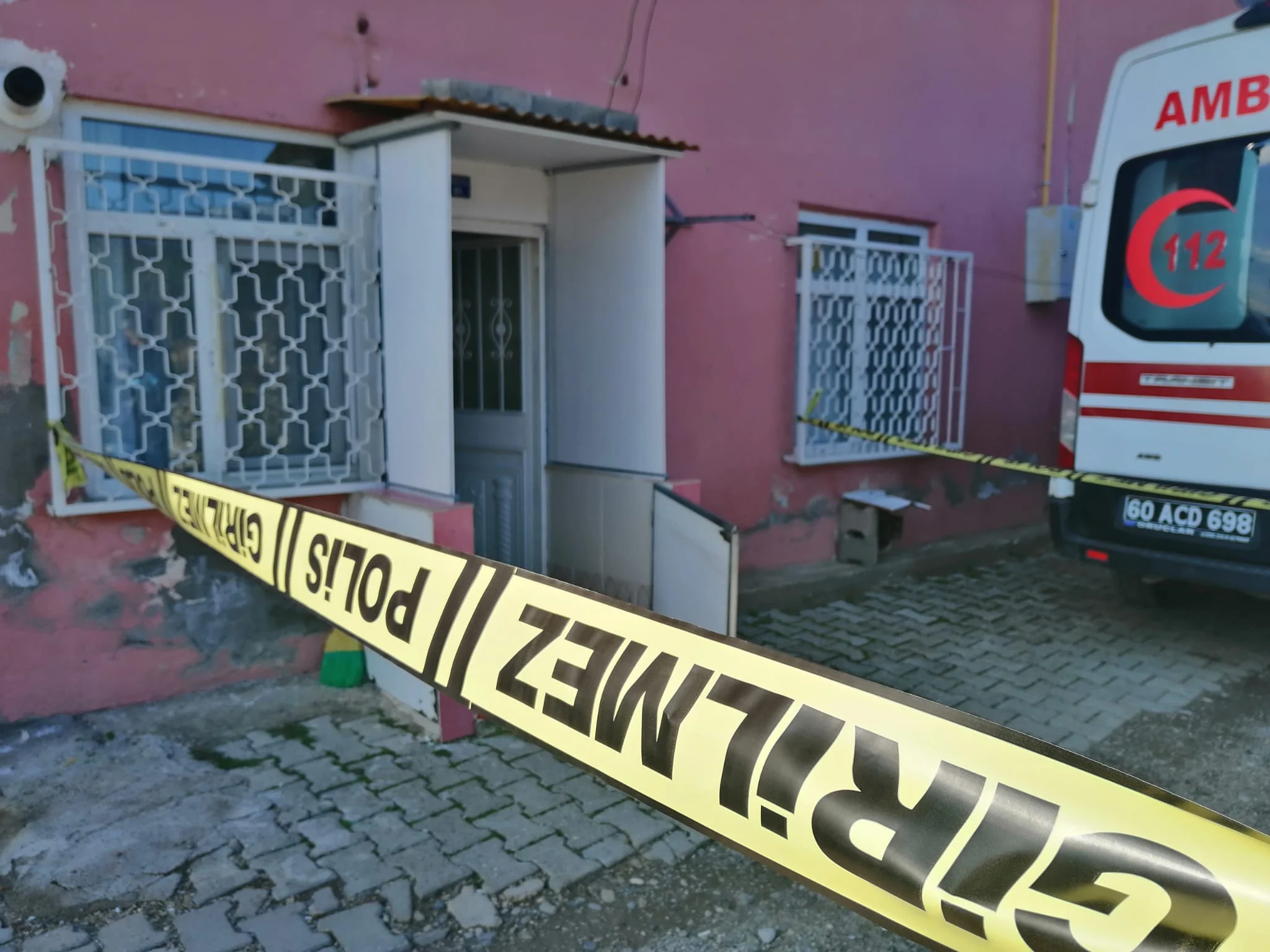 Tokat'ta bir baba tartışma yaşadığı oğlunu keserle öldürdü.