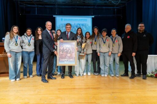 Şampiyonlar kupalarını Başkan Cemil Tugay’a teslim etti