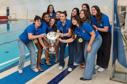 Şampiyonlar kupalarını Başkan Cemil Tugay’a teslim etti