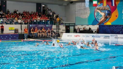 Şampiyonlar kupalarını Başkan Cemil Tugay’a teslim etti