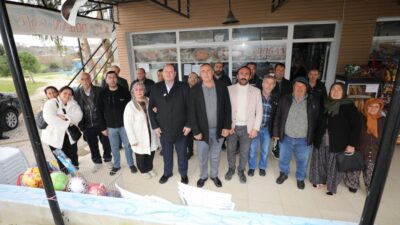 İlçesindeki mahallelere ziyaretler gerçekleştiren Menderes Belediye Başkanı İlkay Çiçek, vatandaşlarla